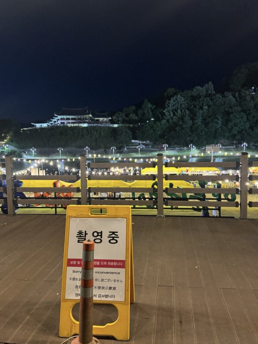seon__holic's tweet photo. Uibosa crumbs
📍Miryang

“#Yeongnamru
I went to Yeongnamru, and it was so brightly lit that I thought there was some kind of festival going on.
It even looked like they were having a flea market.
I was thinking, “If they have anything cute, I should buy it!”

But then I found out they were filming a drama.
It turned out the whole thing was a drama set!
Hahahahaha. ^^
So I just wandered around the area for a while and went home.

I carefully asked one of the staff managing the area,
“Excuse me… whose drama is being filmed here? If it’s a secret, you don’t have to tell me…”
And they replied,
“Do you know actor Kim Seonho?” ㅎ.ㅎ

#의원님이보우하사 #MayTheCongressmanProtectYou #김선호 #KimSeonho