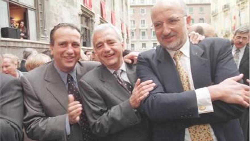 FonsiLoaiza's tweet photo. Paco Roig sigue en la lista de morosos con 7,6M€ de deuda. Es el hermano del capo Juan Roig de Mercadona. Esta familia controla en la sombra el País Valencià. Los medios de comunicación lavan su imagen. https://t.co/FU5OvwWtTT