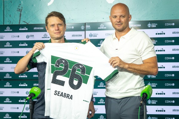 GutoMarchiori's tweet photo. Em janeiro, Fernando Seabra disse na coletiva de apresentação no Coritiba que 'fazer parte do processo esportivo do clube era motivo de privilégio na carreira'. 

Seis meses depois, em alta, prejudica esse projeto ao deixá-lo pela metade!

📷 JP Pacheco/Coritiba https://t.co/WznuWyy6ck