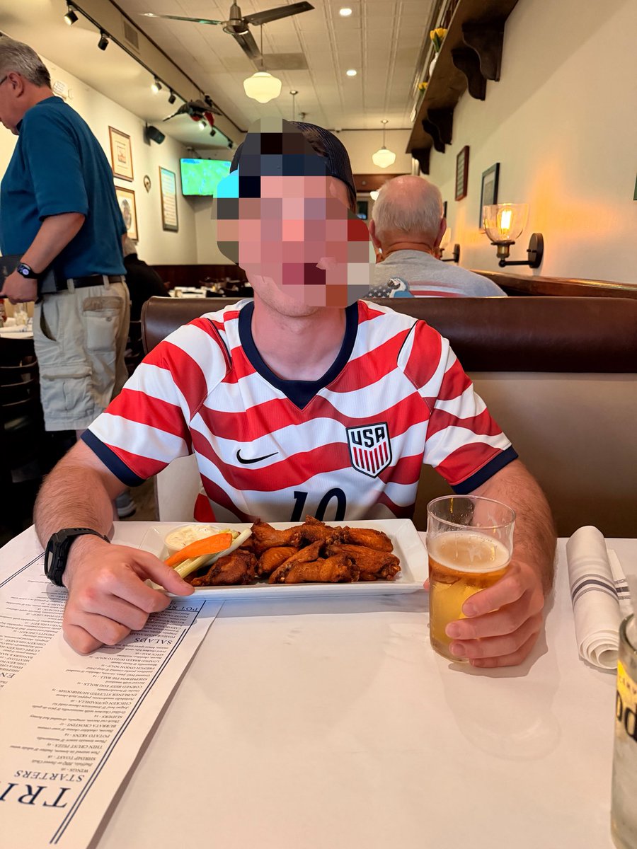 mohbilityy's tweet photo. USA! 50c wings and 2$ beers btw https://t.co/27hr0GfmMm