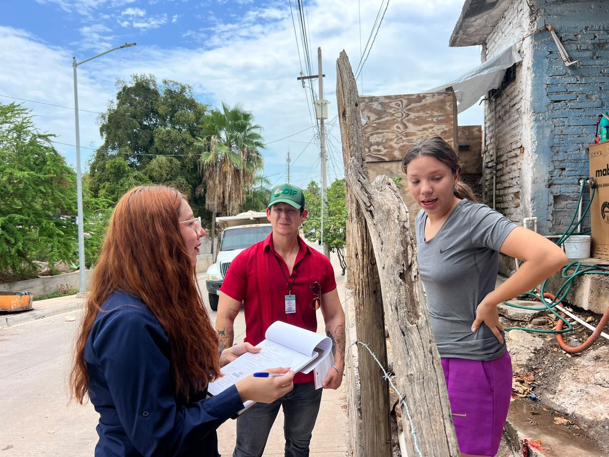 Bety_Olivares's tweet photo. Hoy caminamos las calles de la Colonia Huizache en Culiacán, #Sinaloa, visitamos a la ciudadanía casa por casa, invitándoles a que acudan a la #JornadaDePaz, donde les atenderán los tres órdenes de gobierno.

Continuemos trabajando y construyendo comunidad, para que junt@s reconstruyamos el tejido social.

#HumanismoMexicano
#PrimeroLosPobres
#LosJóvenesUnenAlBarrio 🇲🇽❤️