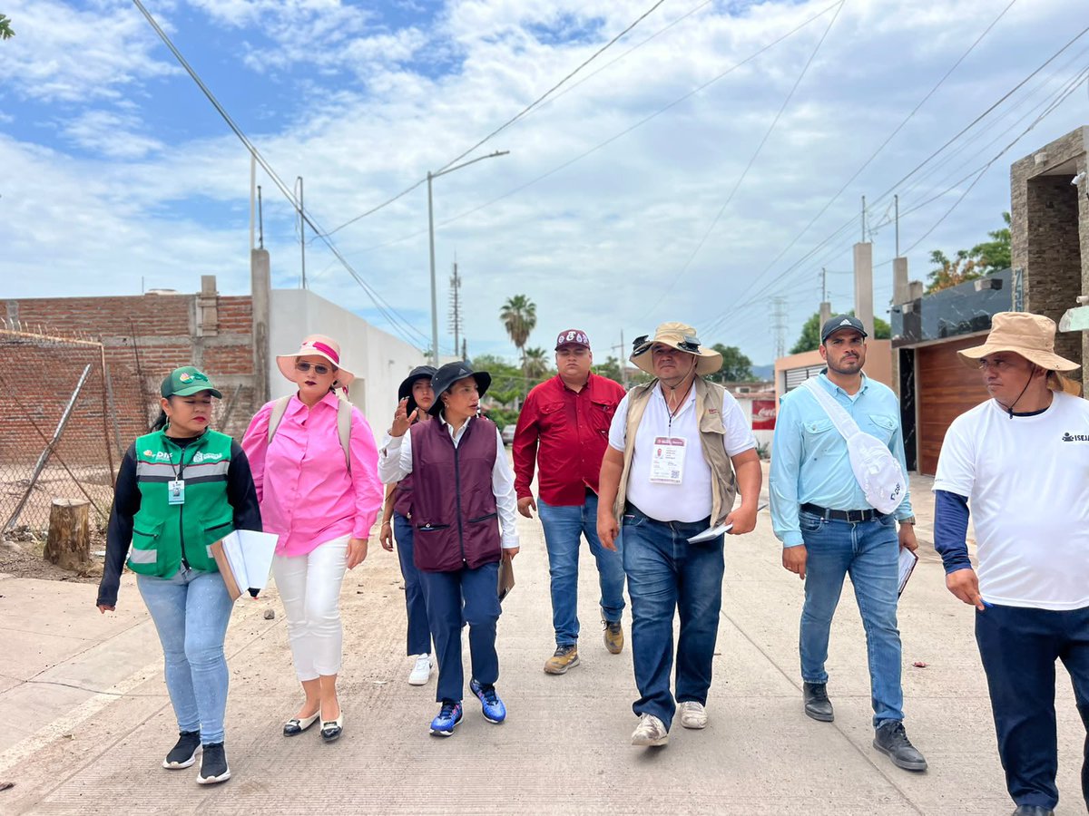 Bety_Olivares's tweet photo. Hoy caminamos las calles de la Colonia Huizache en Culiacán, #Sinaloa, visitamos a la ciudadanía casa por casa, invitándoles a que acudan a la #JornadaDePaz, donde les atenderán los tres órdenes de gobierno.

Continuemos trabajando y construyendo comunidad, para que junt@s reconstruyamos el tejido social.

#HumanismoMexicano
#PrimeroLosPobres
#LosJóvenesUnenAlBarrio 🇲🇽❤️