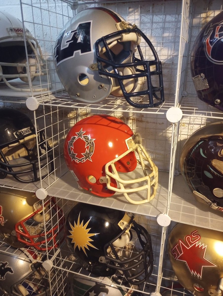 70sNFLSuperPro's tweet photo. More #HelmetPorn for you greedy bastards… #USFL https://t.co/8ejPJX758c