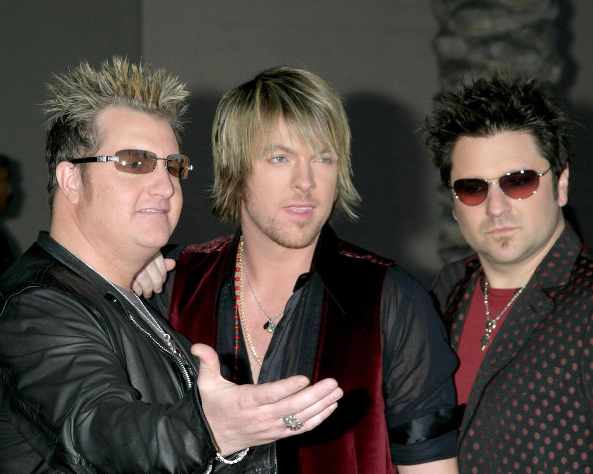 rascalflatts's tweet photo. Summer is here, and our shades are ON. 😎 https://t.co/NluLeLdNzj