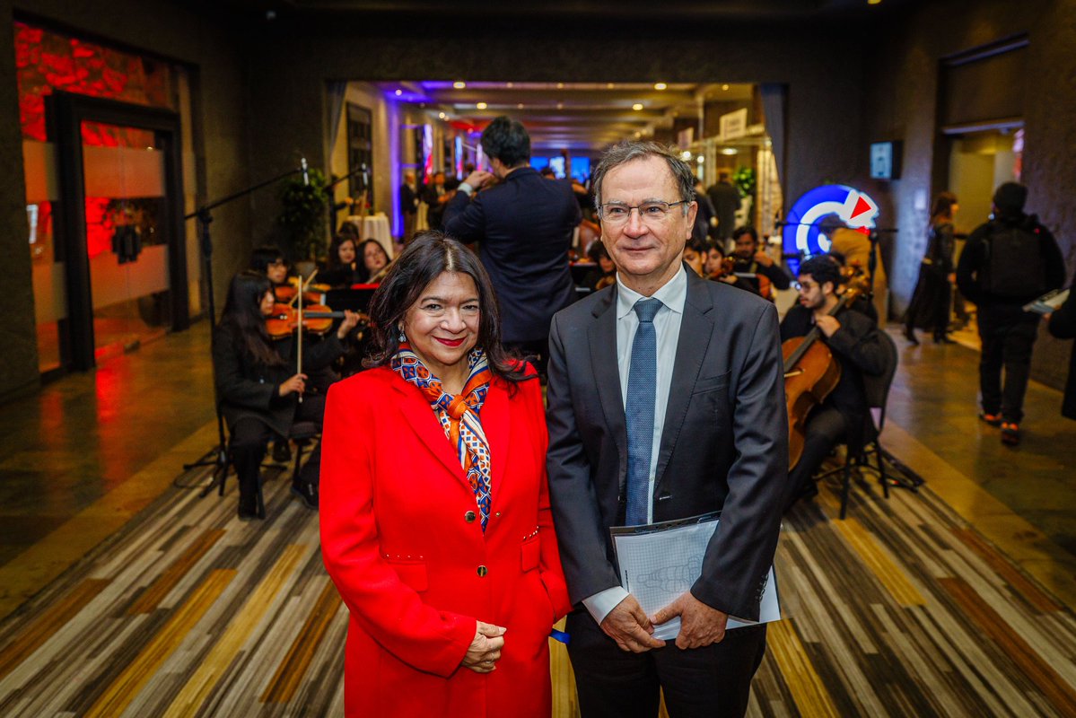 ClaudiaPizarro's tweet photo. Nos dijeron que estábamos locos cuando decidimos apostar fuerte por los jóvenes de la Orquesta Sinfónica. Hoy son nuestro mejor rostro. Lo demostraron una vez más en la Cumbre Empresarial Francia-Chile 2026, frente a ministros, autoridades, empresarios y al embajador de Francia, Cyrille Rogeau.
Ahí estuvo La Pintana, con el orgullo de siempre. El tiempo nos dio la razón.