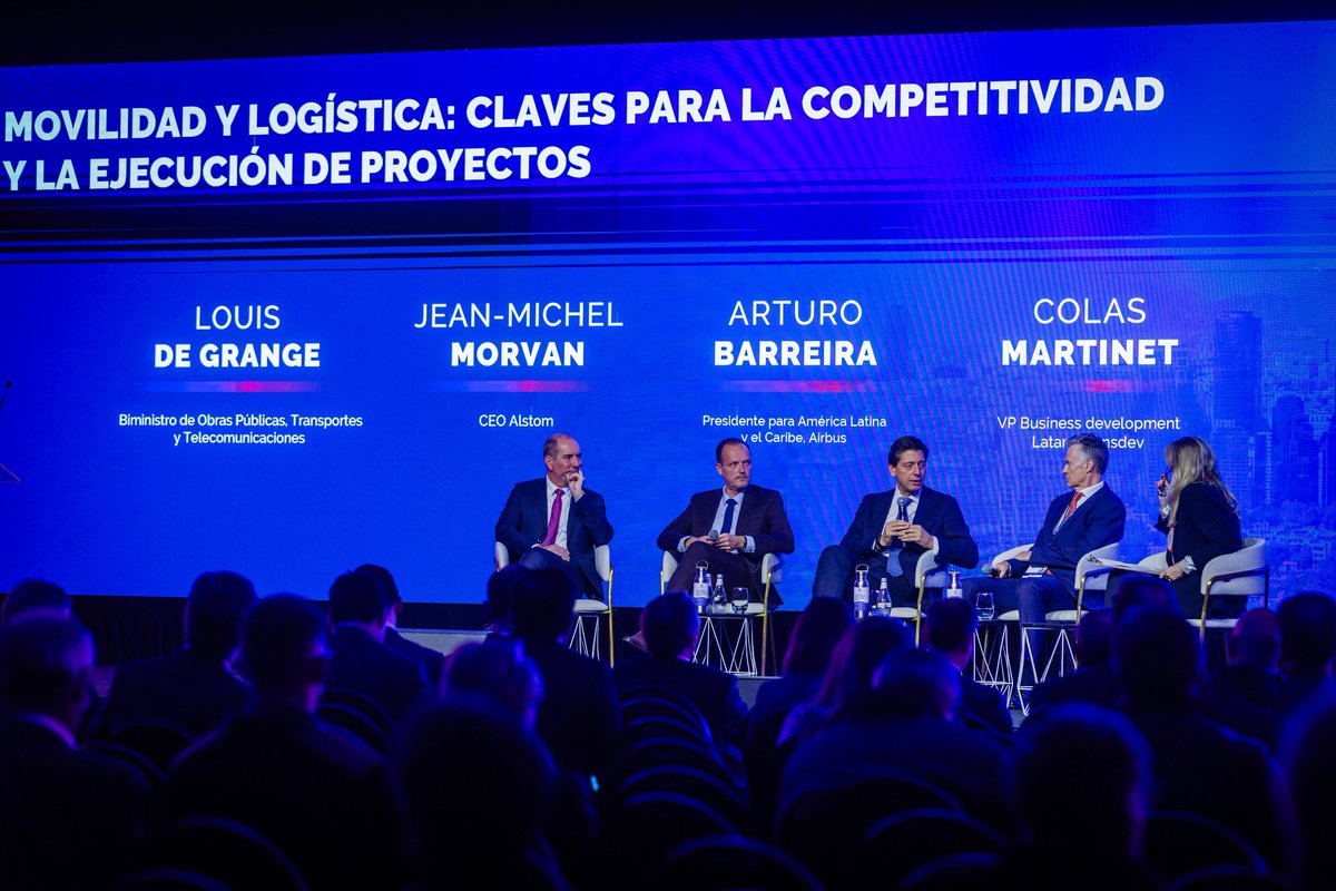 ClaudiaPizarro's tweet photo. Nos dijeron que estábamos locos cuando decidimos apostar fuerte por los jóvenes de la Orquesta Sinfónica. Hoy son nuestro mejor rostro. Lo demostraron una vez más en la Cumbre Empresarial Francia-Chile 2026, frente a ministros, autoridades, empresarios y al embajador de Francia, Cyrille Rogeau.
Ahí estuvo La Pintana, con el orgullo de siempre. El tiempo nos dio la razón.