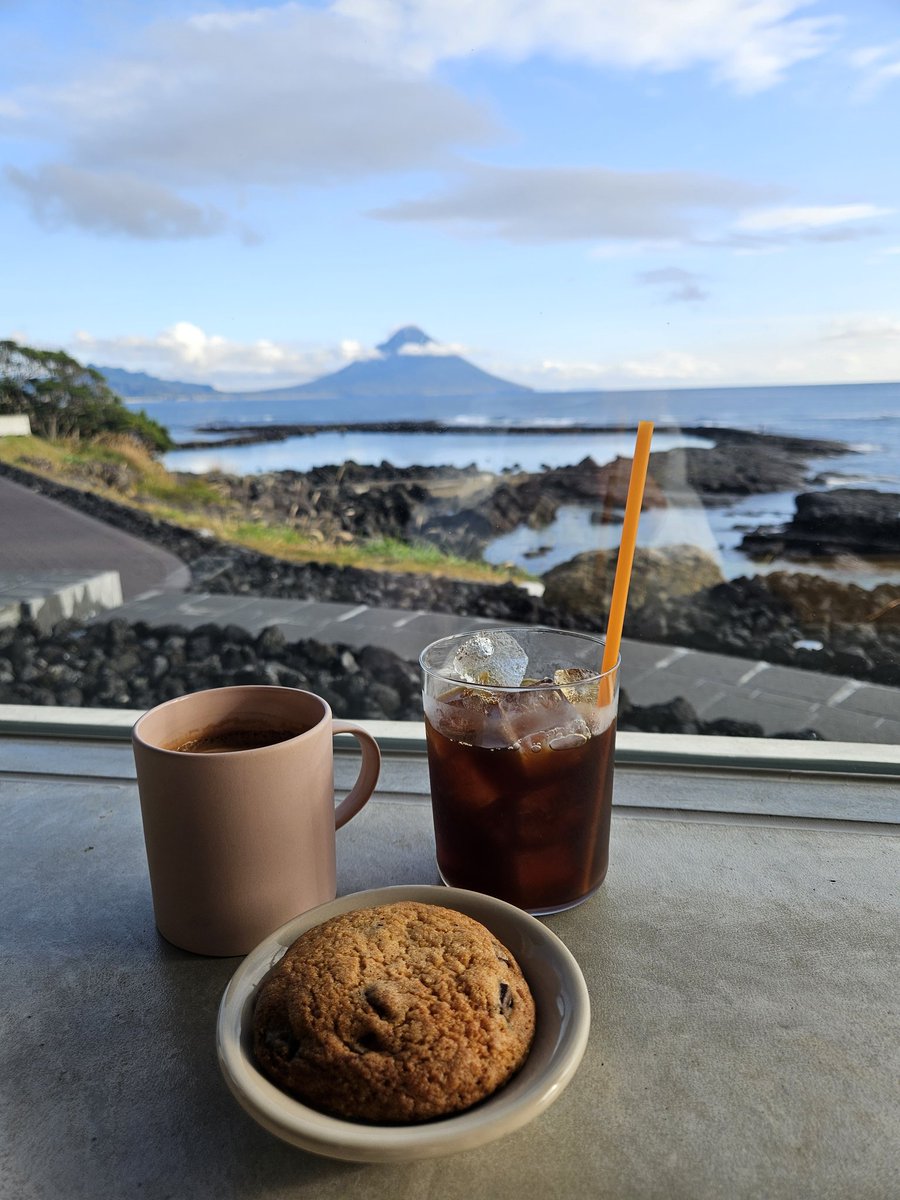 IROIRO_Eileen's tweet photo. 鹿児島・南九州市「イソヒヨコーヒー」へ。
目の前には開聞岳、手には一杯のコーヒー。こんな贅沢な時間が過ごせるカフェでした。
コーヒーも本当においしくて、ずっと座っていたくなる場所です。
🎞️https://t.co/NQZFuYMu74
#鹿児島 #南九州市 #イソヒヨコーヒー #開聞岳 #鹿児島観光 #IROIRO https://t.co/v3PewNi6dp