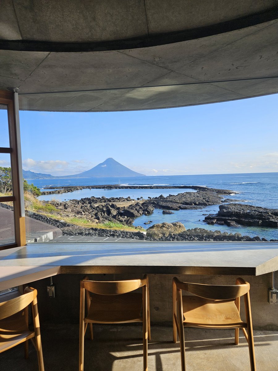 IROIRO_Eileen's tweet photo. 鹿児島・南九州市「イソヒヨコーヒー」へ。
目の前には開聞岳、手には一杯のコーヒー。こんな贅沢な時間が過ごせるカフェでした。
コーヒーも本当においしくて、ずっと座っていたくなる場所です。
🎞️https://t.co/NQZFuYMu74
#鹿児島 #南九州市 #イソヒヨコーヒー #開聞岳 #鹿児島観光 #IROIRO https://t.co/v3PewNi6dp