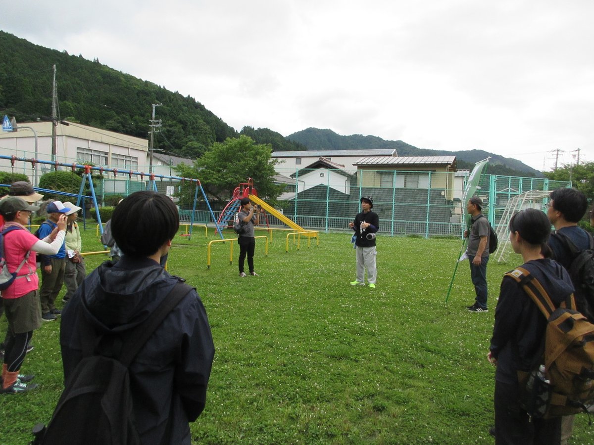 mlit_himeji's tweet photo. ＃日本風景街道「＃新因幡ライン ～ふるさとに出会う幸福（２９）ロード～」の活動の一環として『＃いわのべ通学路ウォーク』に参加しました🚶
宍粟市の観光大使である菊地周星さんのお話を聞きながら懐かしの通学路を歩いて回りました🏫 https://t.co/UxsfAubb5P