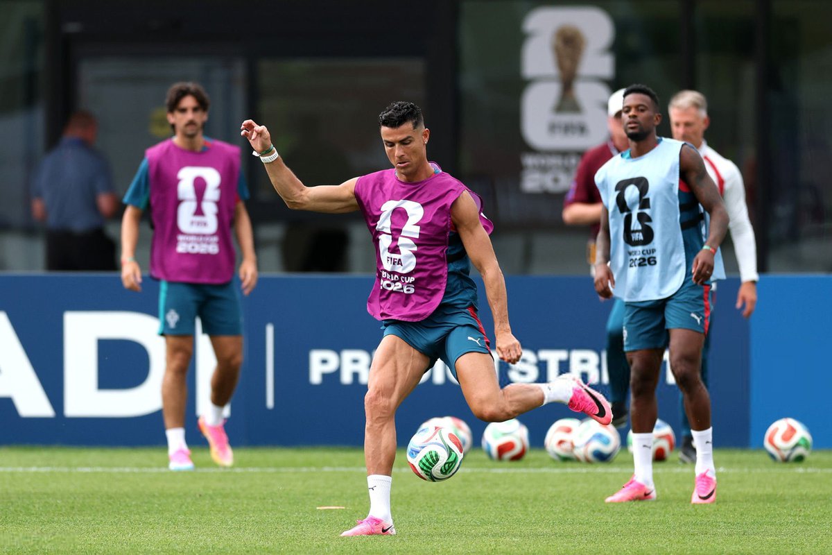 1SMi_'s tweet photo. الأسطورة كريستيانو رونالدو يستعد لمواجهة كرواتيا!🔥 https://t.co/qfy7HtxXJ1