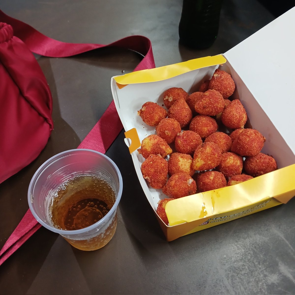 decaliused's tweet photo. 1/07 - hoje foi muita fartura hehehe, so na janta que pequei e dividi coxinha com minhas amgs, dps vou tomar um chá e jogar ♡ https://t.co/sk15pCGTZ2