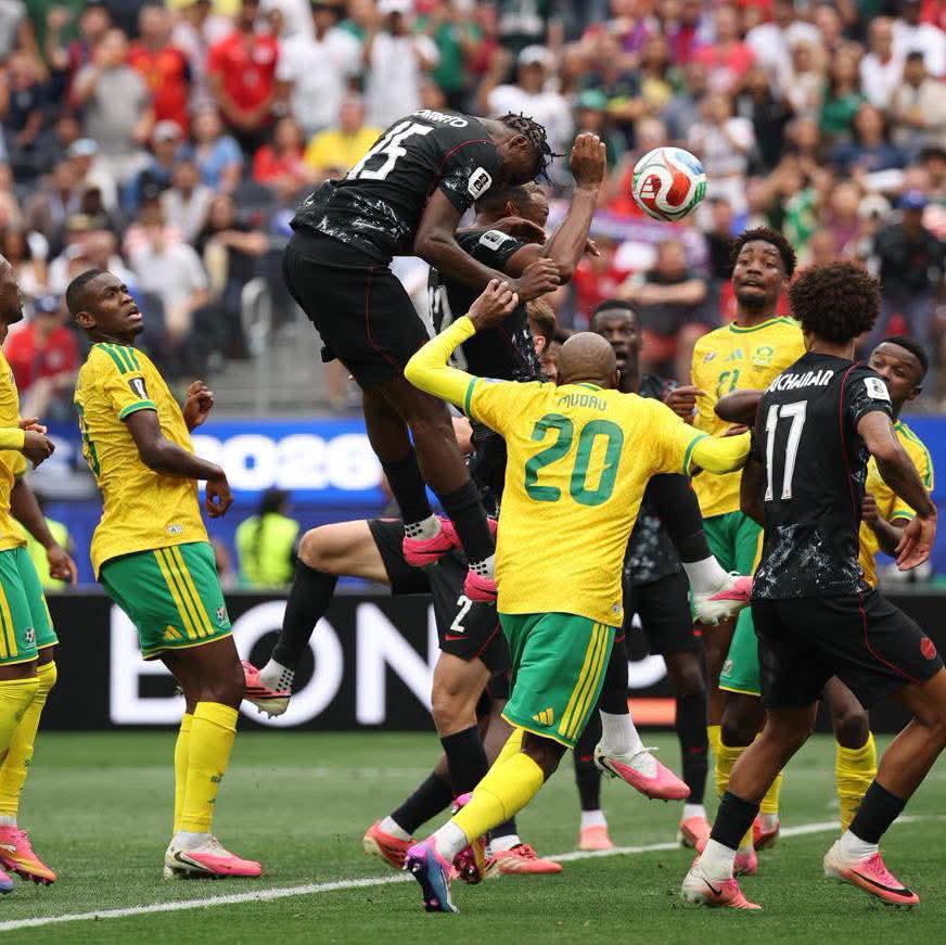 shno74's tweet photo. إفريقيا كانت قريبة جدًا… لكنها انهارت في اللحظات الأخيرة! 💔

جنوب أفريقيا 🇿🇦 استقبلت هدفًا قاتلًا في الدقيقة 92.

كوت ديفوار 🇨🇮 سقطت في الدقيقة 86.

جمهورية الكونغو الديمقراطية 🇨🇩 ظلت متقدمة حتى الدقيقة 74، قبل أن تنهار وتغادر بلا أي نقطة.

السنغال 🇸🇳 أهدرت تقدمًا بهدفين، بعدما استقبلت هدفين بين الدقيقتين 85 و89.

أربع مباريات… أربعة سيناريوهات مختلفة، لكن النهاية كانت واحدة: منتخبات أفريقيا فرّطت في مباريات كانت بين أيديها.

الموهبة موجودة، والروح القتالية أيضًا، لكن ما ينقص في كثير من الأحيان هو إدارة الدقائق الأخيرة، تلك اللحظات التي تصنع الفارق بين المجد والندم.

القارة السمراء أصبحت أقرب من أي وقت مضى لمنافسة الكبار، لكن في هذا المستوى، لحظات قليلة من فقدان التركيز كفيلة بتحويل الحلم إلى حسرة كبيرة.