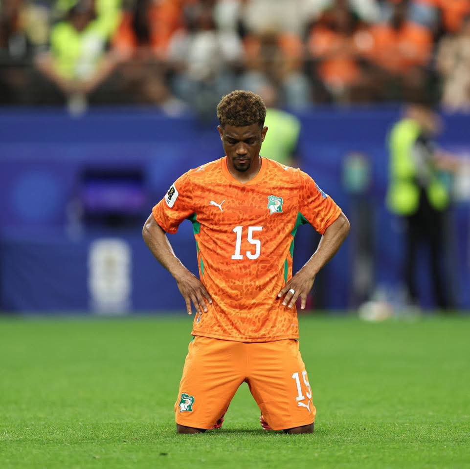 shno74's tweet photo. إفريقيا كانت قريبة جدًا… لكنها انهارت في اللحظات الأخيرة! 💔

جنوب أفريقيا 🇿🇦 استقبلت هدفًا قاتلًا في الدقيقة 92.

كوت ديفوار 🇨🇮 سقطت في الدقيقة 86.

جمهورية الكونغو الديمقراطية 🇨🇩 ظلت متقدمة حتى الدقيقة 74، قبل أن تنهار وتغادر بلا أي نقطة.

السنغال 🇸🇳 أهدرت تقدمًا بهدفين، بعدما استقبلت هدفين بين الدقيقتين 85 و89.

أربع مباريات… أربعة سيناريوهات مختلفة، لكن النهاية كانت واحدة: منتخبات أفريقيا فرّطت في مباريات كانت بين أيديها.

الموهبة موجودة، والروح القتالية أيضًا، لكن ما ينقص في كثير من الأحيان هو إدارة الدقائق الأخيرة، تلك اللحظات التي تصنع الفارق بين المجد والندم.

القارة السمراء أصبحت أقرب من أي وقت مضى لمنافسة الكبار، لكن في هذا المستوى، لحظات قليلة من فقدان التركيز كفيلة بتحويل الحلم إلى حسرة كبيرة.