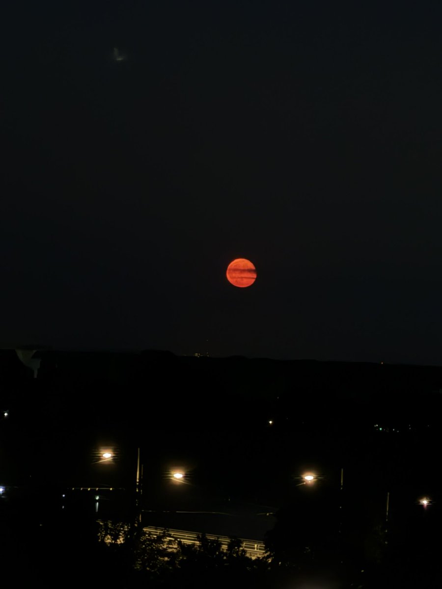 a_wallflowerrr's tweet photo. the moon was so pretty tonight as well ✨ https://t.co/K5azahQH4r