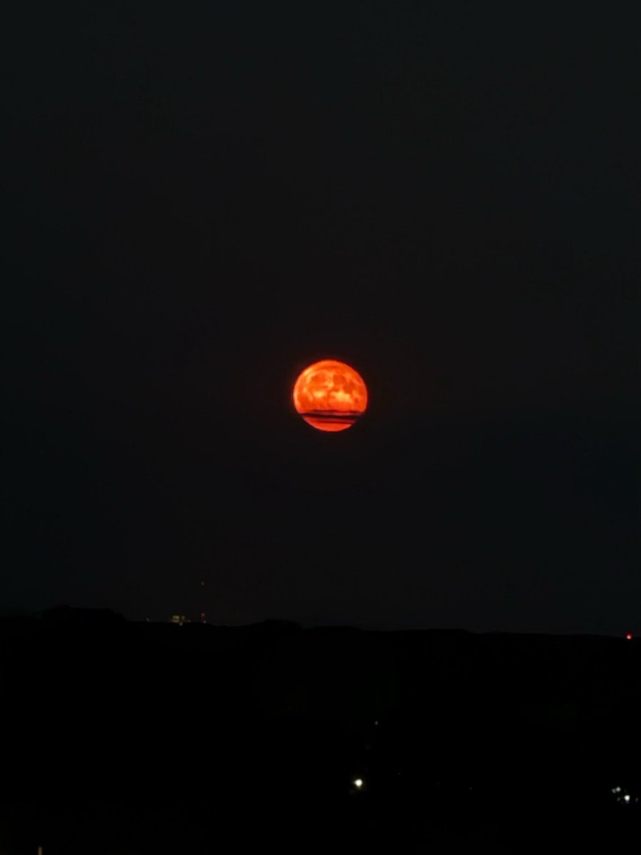 a_wallflowerrr's tweet photo. the moon was so pretty tonight as well ✨ https://t.co/K5azahQH4r