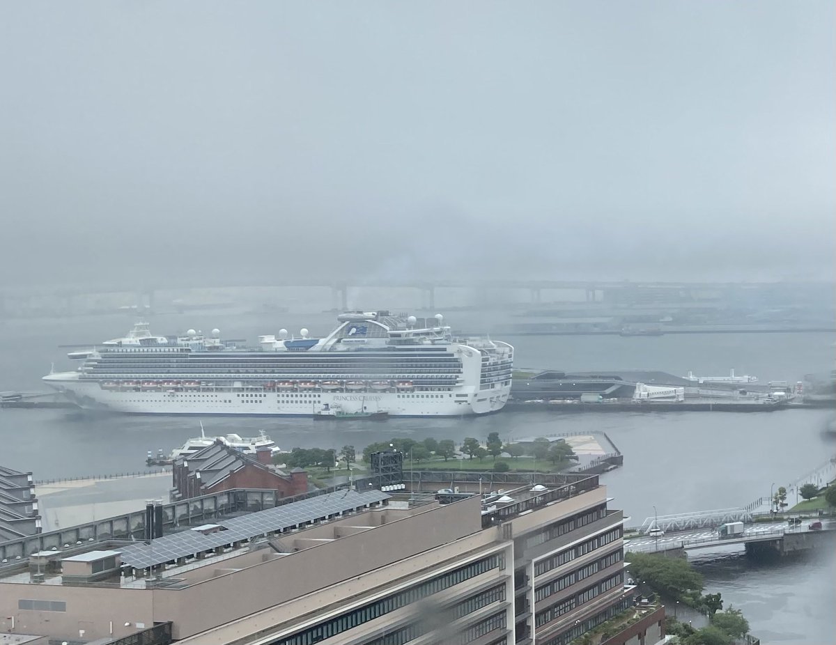 manyael21's tweet photo. 雨の朝、船🚢がいる https://t.co/XF26730YlP