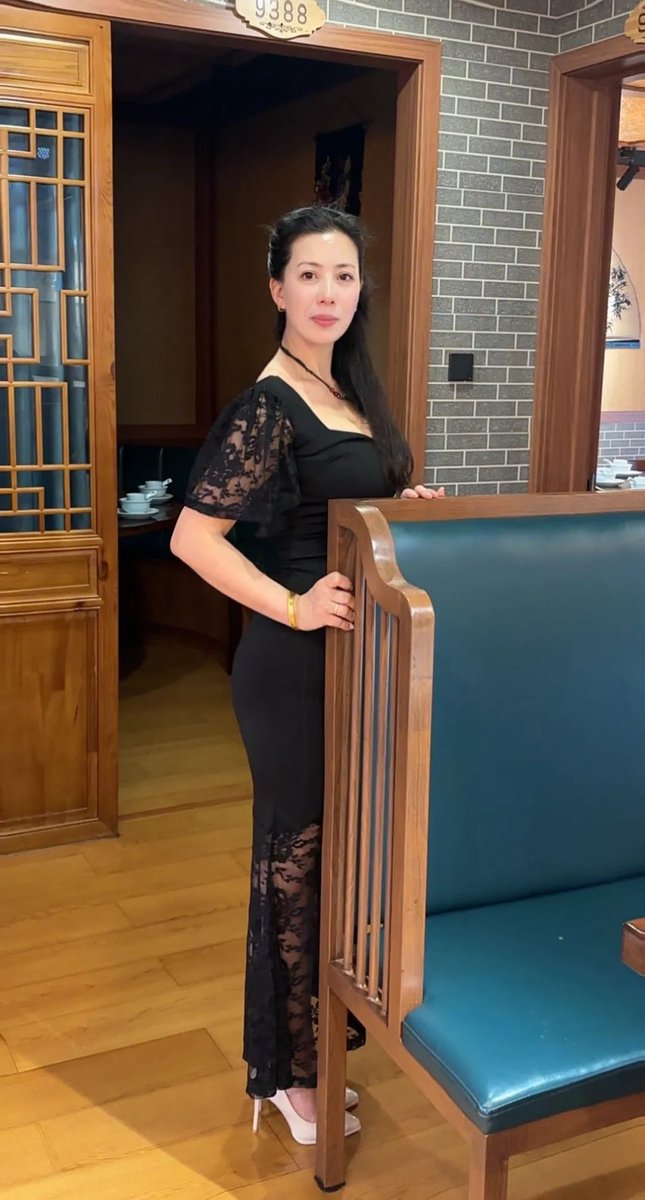 tiehan888's tweet photo. 我一般都会在酒馆里呆到深夜，因为回到家里一个人冷冰冰的，还不如在酒馆里有人气，热闹！
老陈和老韩是我的常客，都是死了老婆的老头，我知道他们来我这里喝酒的目的，但是不可能，我对老头子没有兴趣，虽然我也不年轻。 https://t.co/RL2QLKNnoh