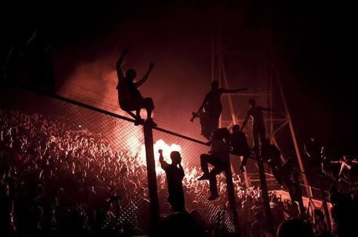 losredo_enfotos's tweet photo. Salta 2009. 9no Show de Indio y LFDAA. 40mil personas en el Estadio con la entrada a un valor de 80 pesos. Impresionante apertura con Fuegos de Octubre y debut de Colombo y Tallarita junto a LFDAA. De los mejores shows de la banda en toda su carrera. Los que fueron saben... https://t.co/gCJyj5vEoh