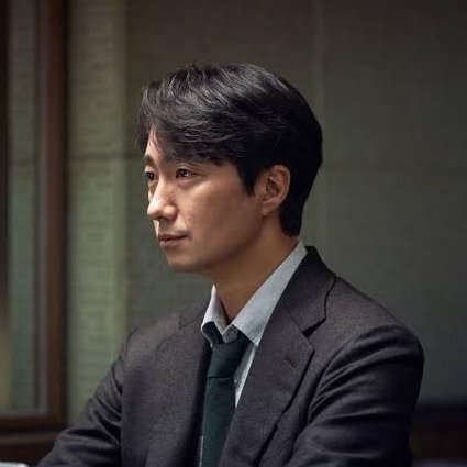 uahan2's tweet photo. 박서준, 이준익 감독 신작 ‘나는 반딧불이’ 주연 물망… 박해일과 만날까

1974년 독재 정권 시절, 연좌제에 시달리던 형사가 대형 실적을 쫓던 중 죽음을 위장한 채 살아가는 화용마을 주민들의 비밀을 목도하며 벌어지는 이야기

제목 ‘야만의 시대’로 변경 검토 중

출처: https://t.co/ZnDdl3Ynxb https://t.co/62FuZjIVAv