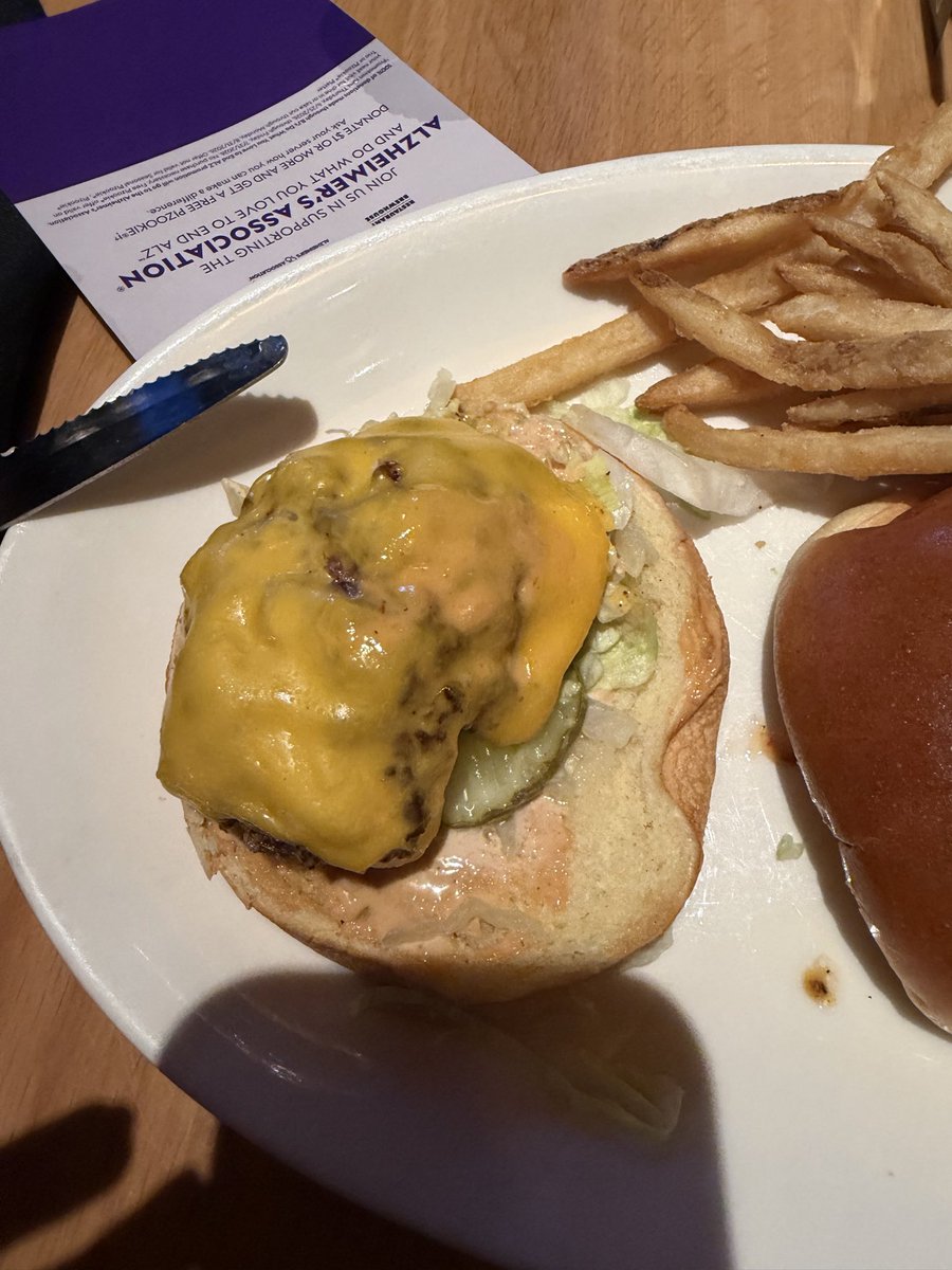 michaelajarthur's tweet photo. If I don’t laugh, I’ll cry about how pathetic my “smash” burger was from @BjBrewhouse https://t.co/3ndCWXDRQ8