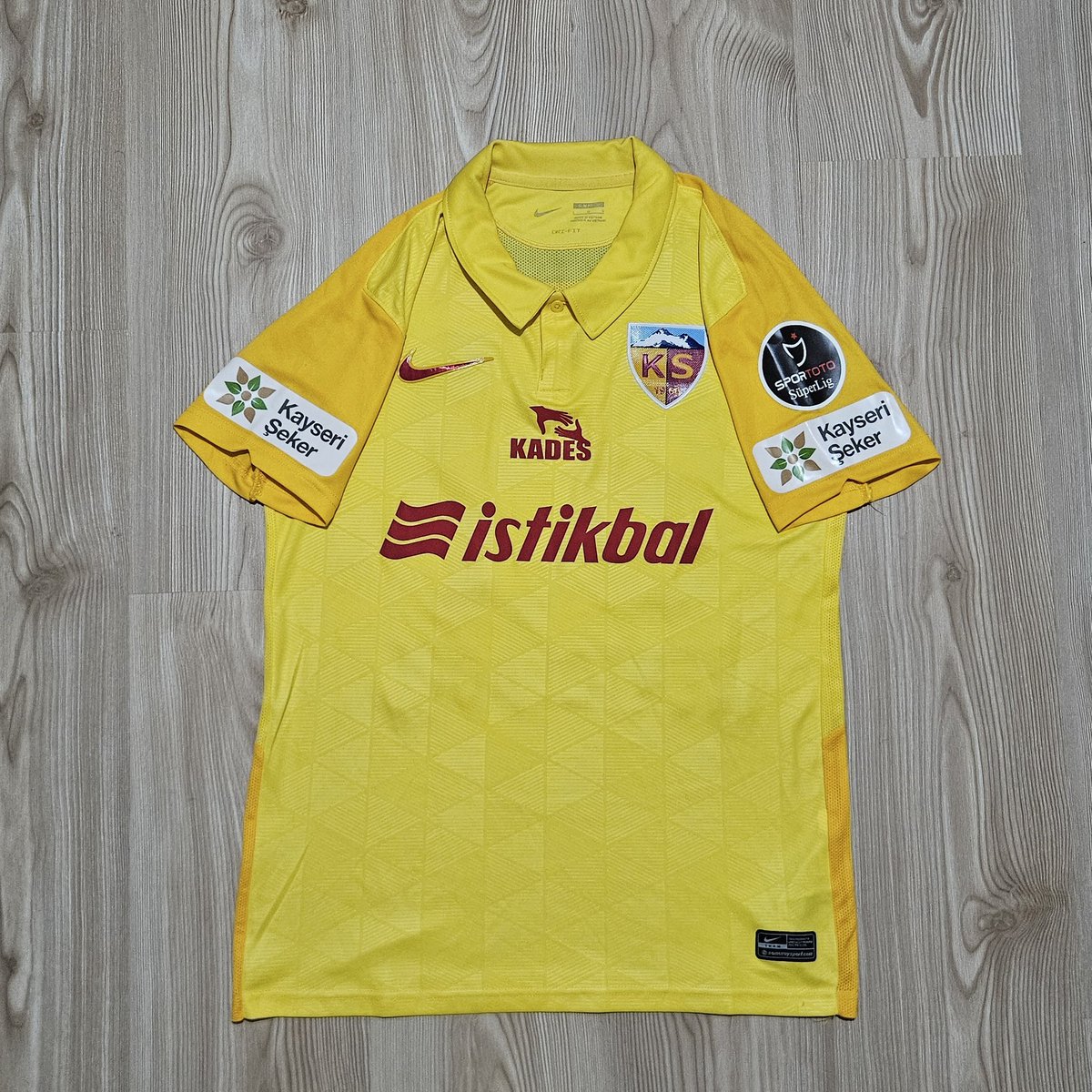 itukapalikaleli's tweet photo. @cenkunl bu seneki formaları ben de beğenmesem de geçmiş yıllardaki özellikle nike’ın ürettiği formalar tasarımsal açıdan hem marjinal hem de baya estetik duruyorlar https://t.co/oCD1NyF88O