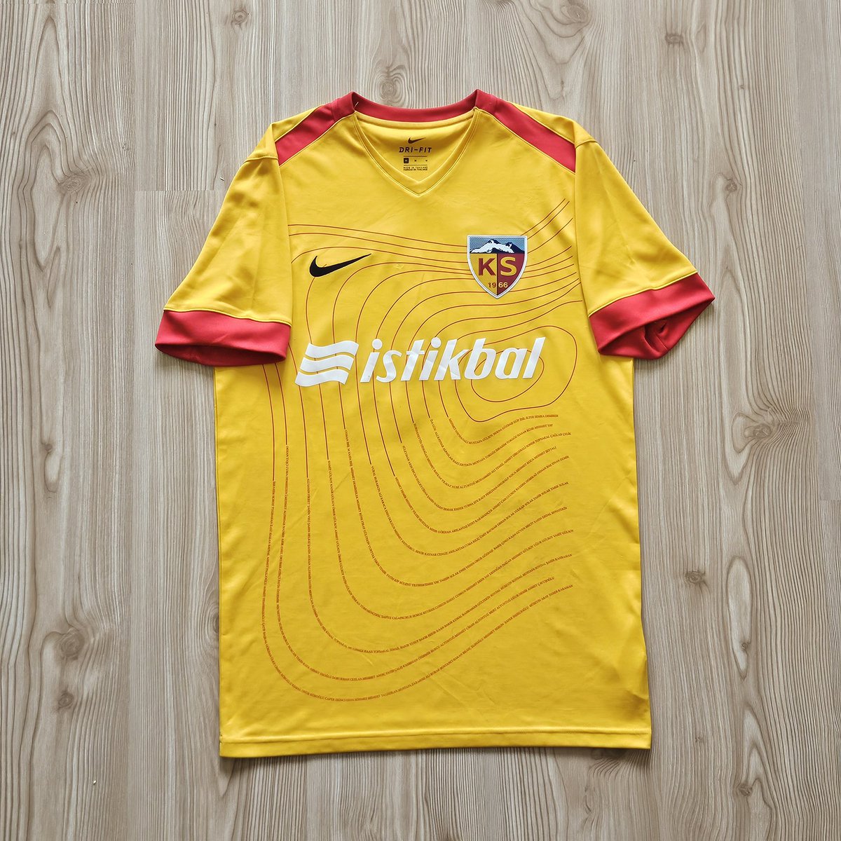 itukapalikaleli's tweet photo. @cenkunl bu seneki formaları ben de beğenmesem de geçmiş yıllardaki özellikle nike’ın ürettiği formalar tasarımsal açıdan hem marjinal hem de baya estetik duruyorlar https://t.co/oCD1NyF88O