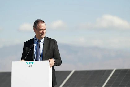 Tucumanalerta's tweet photo. Adorni se baja de YPF en medio del escándalo de corrupción que involucra al gobierno de Milei 

Manuel Adorni presentó su renuncia al directorio de YPF, pocos días después de dejar la Jefatura de Gabinete en medio de la investigación judicial que lo involucra. https://t.co/fXzyD99JNQ