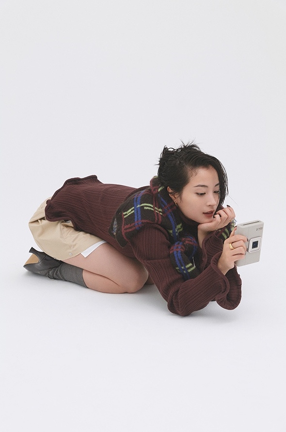 HiroseSuzuWeb's tweet photo. Gallery had a huge update today. Beside adding everything related to "Our Little Sister" movie, I also added magazine scans from 2015 and some missing photoshoot pictures from 2025. Enjoy!

#広瀬すず #HiroseSuzu https://t.co/OHueDQEh2d