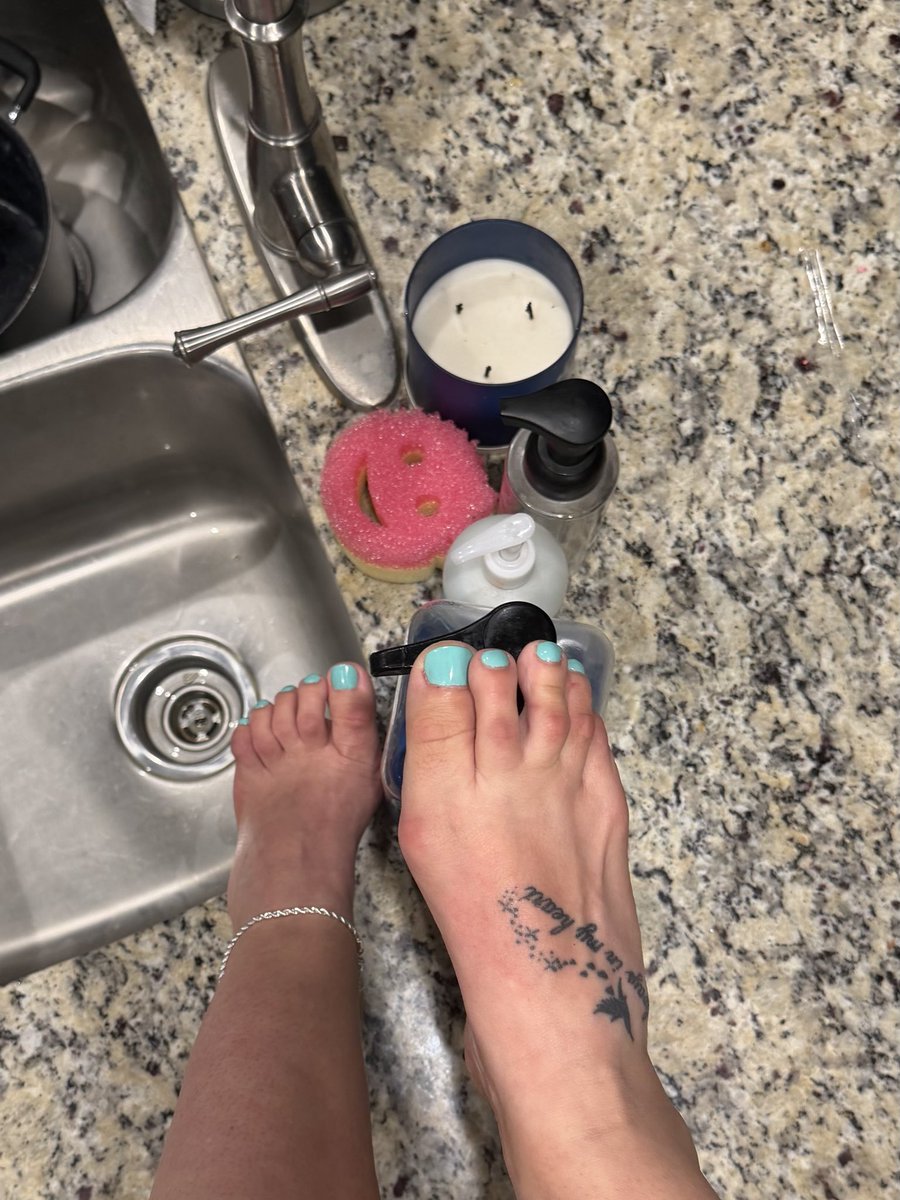 MrsRavenMonroe's tweet photo. Help me do this dishes..
#feetpics #feetfetish #bigfeet #higharches #crinklytoes https://t.co/ipxm2MxxrI
