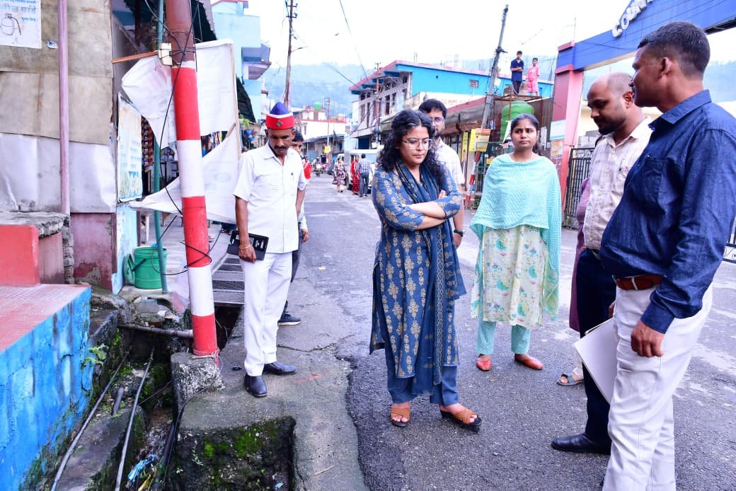 DMBageshwarUK's tweet photo. मानसून के दृष्टिगत जिलाधिकारी महोदया ने बुधवार को नगर क्षेत्र के मंडलसेरा वार्ड स्थित निर्माणाधीन कुंती नाला, ढुंगाड़ नाला तथा कंट्रीवाइड स्कूल के समीप स्थित कलमठ का स्थलीय निरीक्षण कर जल निकासी व्यवस्था, जल प्रवाह तथा संभावित जलभराव एवं बाढ़ की स्थिति का विस्तृत जायजा लिया। https://t.co/rPfhU5YNNB