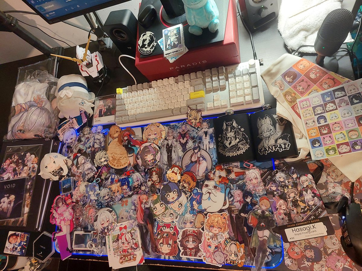 Hasag1K's tweet photo. Finally returned from my trip to US &amp; Japan so I can now organise all my merch I got at #Phasecon2026! Phasecon was my first time overseas and it was really great time! being based in AU, it was a rare oppurtunity to meet the community as well as my oshi #WilhelminaFrost! 1/? https://t.co/mwVpc3sh8E