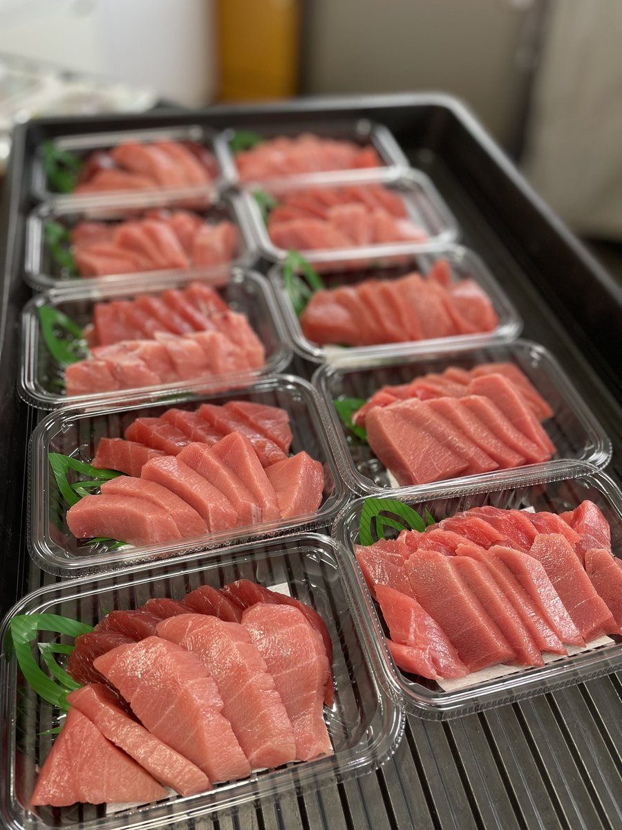 On5uHB9pGAWeqCj's tweet photo. キングオブ👑石鯛にメジナのお刺身がお安くてオススメです👍食べた事ない方は食べ比べにいかがでしょうか☺️平目、みかん鯛🍊今日も長崎産���本鮪🐟が旨い日‼️数量限定たっぷり盛り🉐990円❣️今日から岩手県宮古生サーモンに変わります🐟✨色鮮やかでプリプリです👏 https://t.co/u8ZfpIksiG