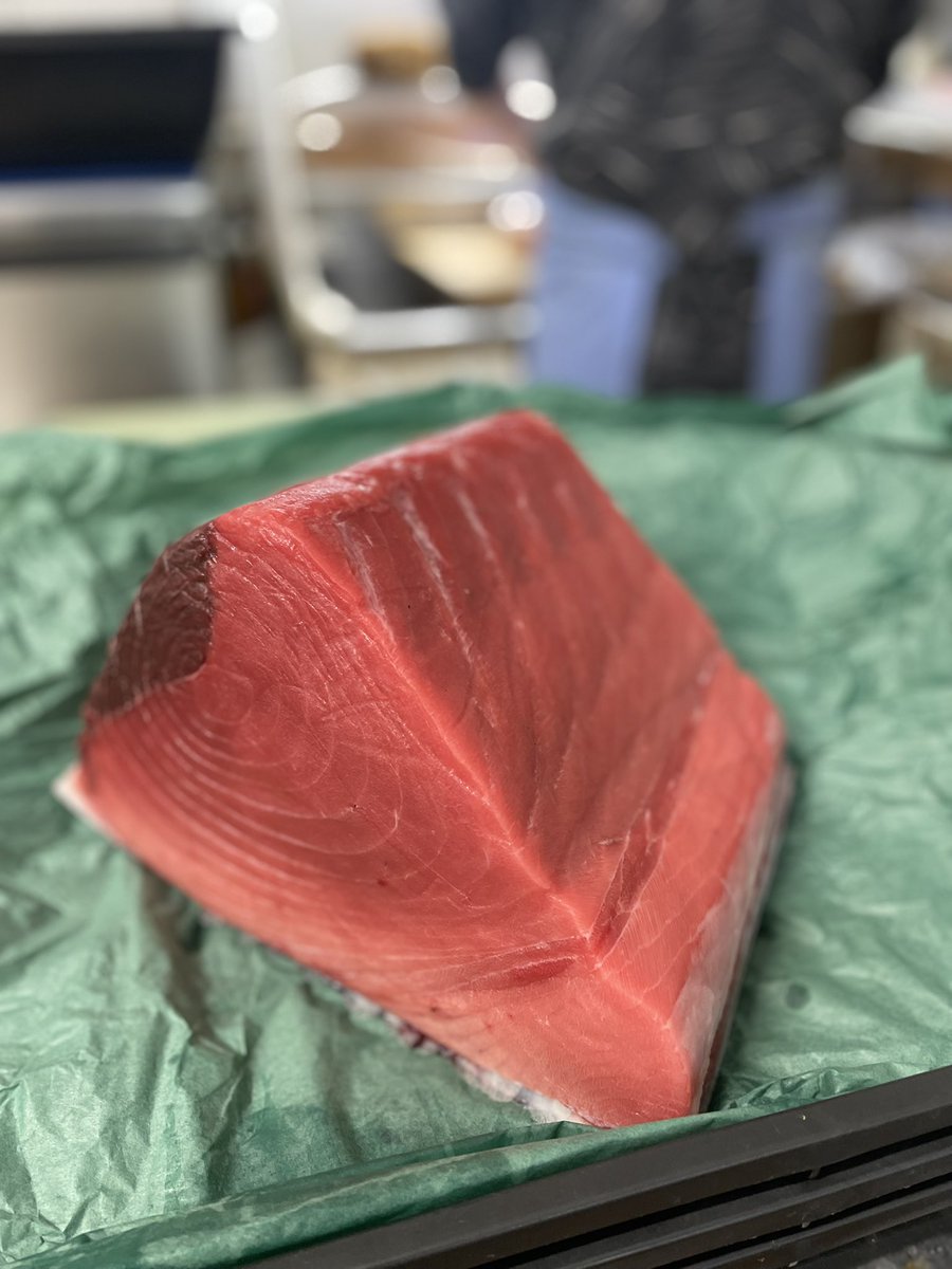 On5uHB9pGAWeqCj's tweet photo. キングオブ👑石鯛にメジナのお刺身がお安くてオススメです👍食べた事ない方は食べ比べにいかがでしょうか☺️平目、みかん鯛🍊今日も長崎産���本鮪🐟が旨い日‼️数量限定たっぷり盛り🉐990円❣️今日から岩手県宮古生サーモンに変わります🐟✨色鮮やかでプリプリです👏 https://t.co/u8ZfpIksiG