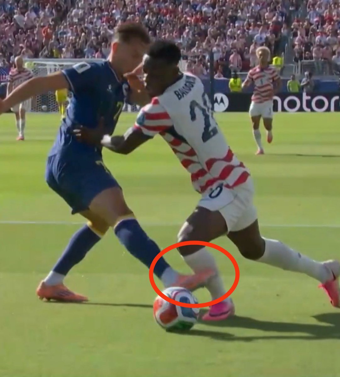 mufcytp's tweet photo. 𝐔𝐒𝐀 𝐰𝐞𝐫𝐞 𝐫𝐨𝐛𝐛𝐞𝐝 𝐭𝐡𝐞𝐫𝐞!

Brazilian referee Rafael Claus waved away a penalty appeal for a challenge that is often given elsewhere.

VAR also agreed with the on-field decision. https://t.co/6qa93vUOmA