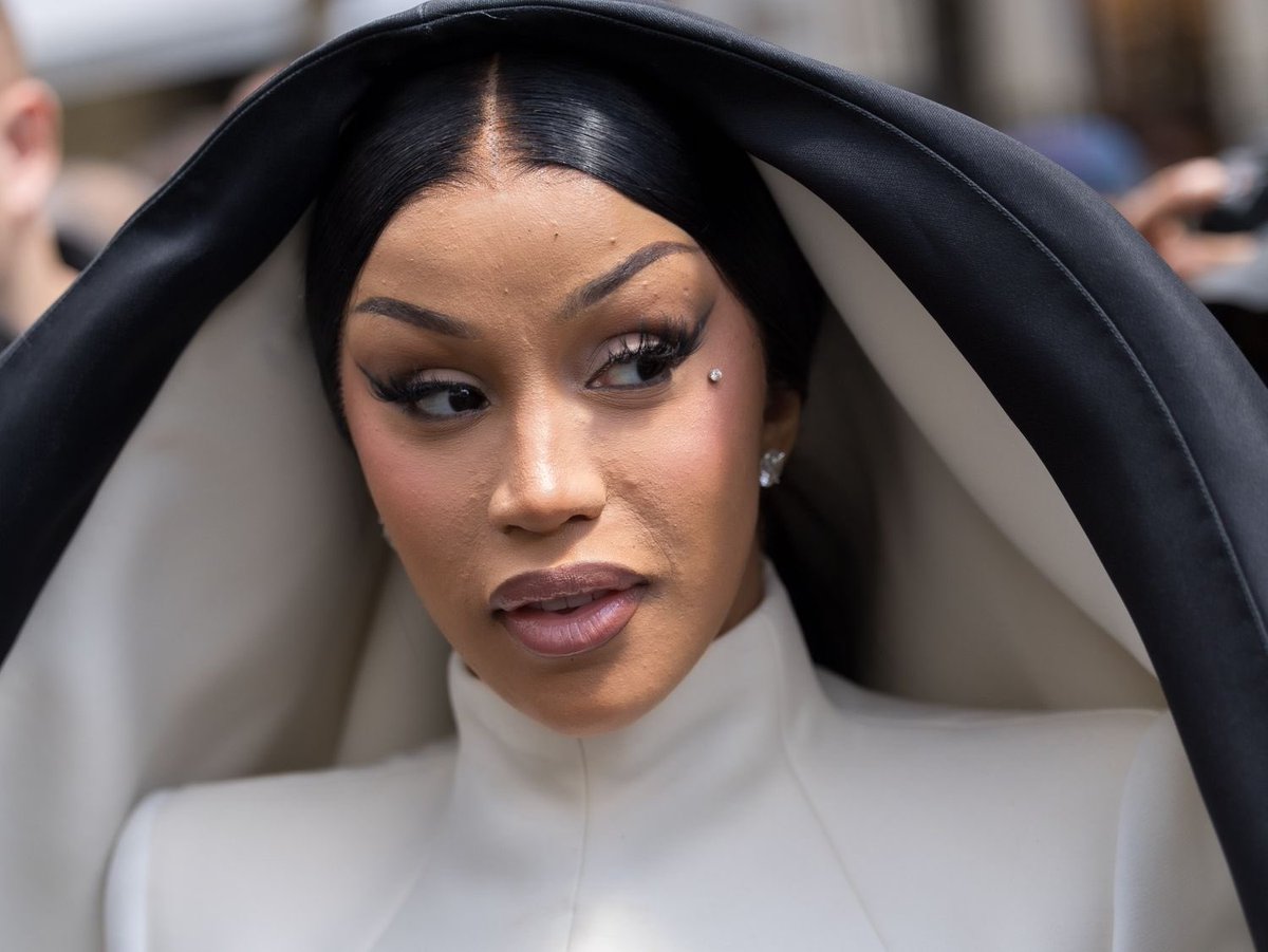 nickimymotherrr's tweet photo. Name one thing Cardi b can’t do https://t.co/Fz7CZrPN54