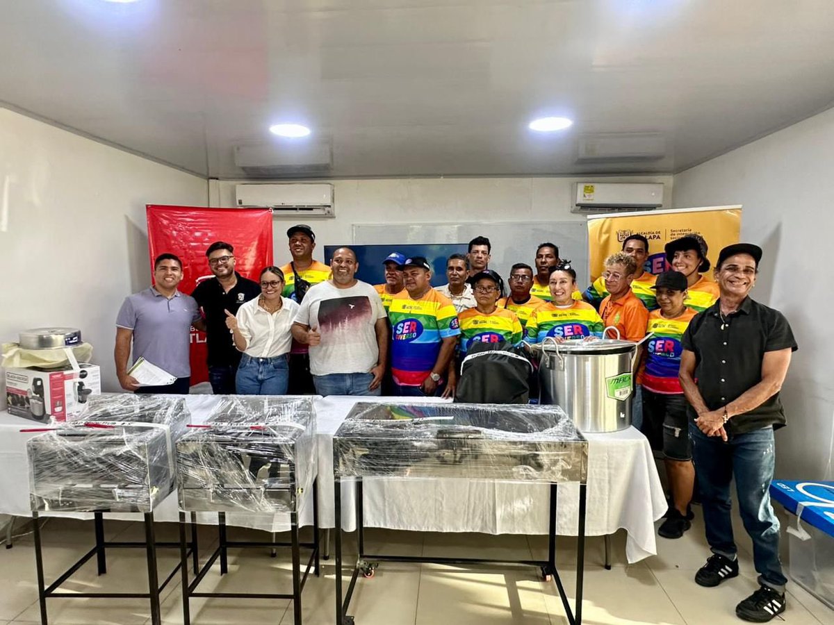 interior_atlant's tweet photo. ¡Seguimos construyendo un Atlántico con #Orgullodeser!🌈
Entregamos 22 unidades productivas del proyecto “Yo Soy Productivo” en Galapa, fortaleciendo el emprendimiento, la autonomía económica y la generación de oportunidades para la población LGBTIQ+ en el departamento. https://t.co/3uccZ7YeWC