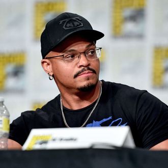 nacaomarvete616's tweet photo. 🚨 GRAVE!

Beau DeMayo acusa a Marvel Studios de homofobia e afirma que o estúdio o mantinha na equipe apenas por questões de inclusão e diversidade.

No entanto, a demissão do putifero do Onlyfãs ocorreu em meio a denúncias de assédio sexual e de comportamento inadequado feitas por colegas de trabalho, conforme amplamente noticiado na época.

Via: @Variety