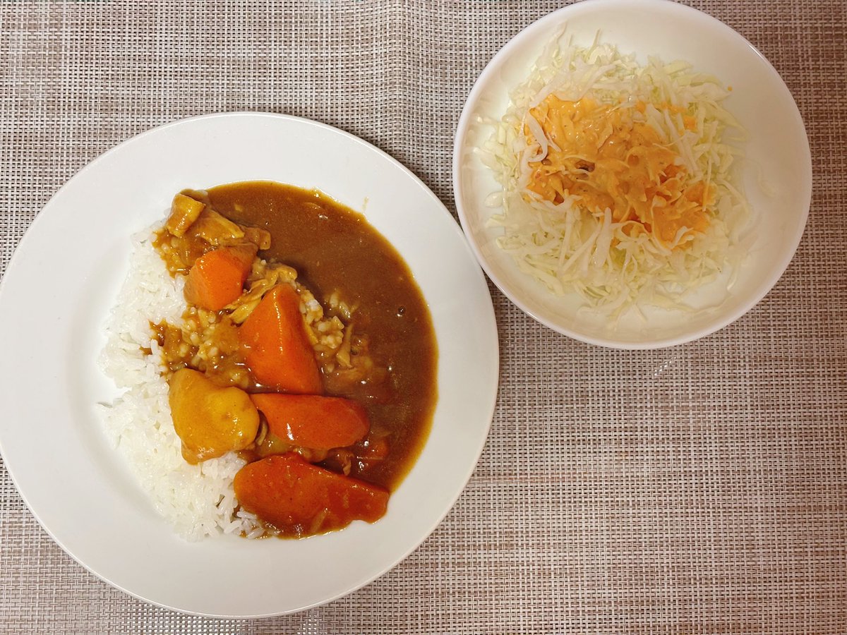 ria0625's tweet photo. 昨日、仕事中にカレーの話してたらカレーたべたくなっちゃったので今日は家カレー🍛🥄

#今回はジャワカレーの中辛です🔥
#私はカレー姫 https://t.co/HbMvftCqDI