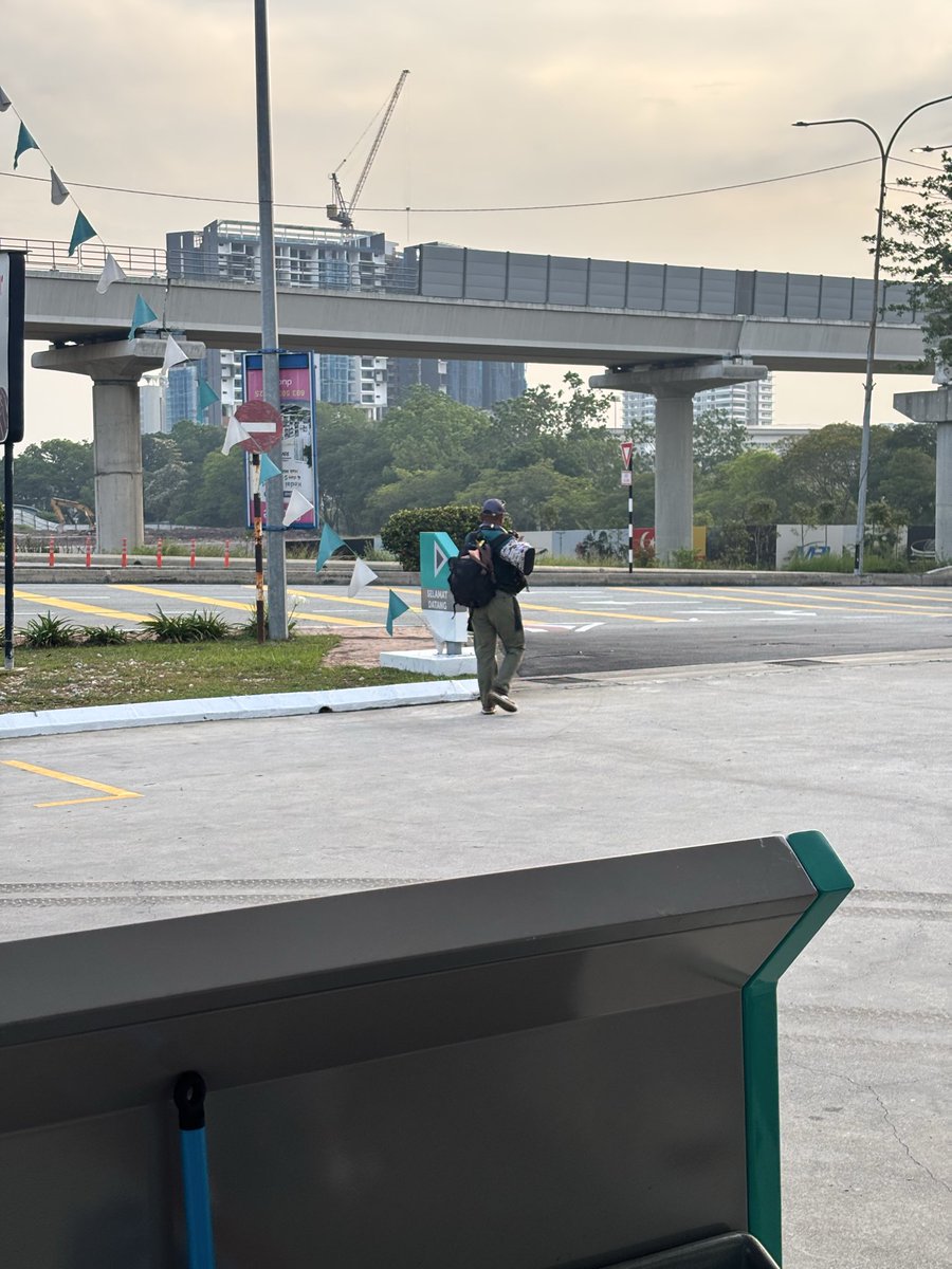 thevithmystudio's tweet photo. Salam &amp; Selamat Pagi @PDRMsia 

*LAPORAN POLIS*

ISU: KESELAMATAN PEMANDU WANITA BERSEORANGAN

Lokasi: Petronas Seksyen 13 Shah Alam

Tarikh: 2 Julai 2026 (Khamis)

Waktu: Sekitar 7.00am https://t.co/KDjRxtvz34