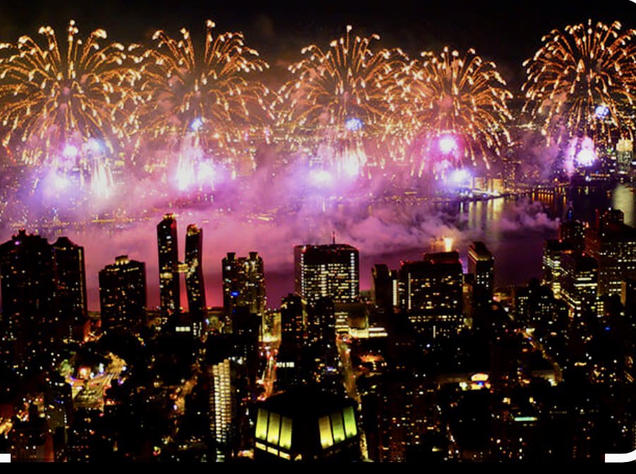 bsanmiguel's tweet photo. 04 de julio 2026 en New York 🗽 🇺🇸 

Habrán 2 eventos muy importantes en New York el 04 de julio 2026, por conmemorarse los 250 años de la Independencia de los EEUU 🇺🇸:

1). Desfile de Veleros (Sail4th 250)

Hora de inicio: 09:00 🕘 
Hora de Finalización: 13:00 🕐

Desfilan 48 veleros en su travesía desde distintos rincones del mundo hacia el Puerto de Nueva York, navegarán frente a una flota anclada de buques de guerra de la Marina de los Estados Unidos, en el Desfile Internacional de Veleros, desde el puente Verrazzano-Narrows, pasando por la Estatua de la Libertad y navegando por el río Hudson hasta el puente George Washington. Será la mayor concentración marítima y aérea de la historia de Estados Unidos 🇺🇸 
Más de 40 buques de guerra de EE.UU. y países aliados estarán anclados en el Hudson para la International Naval Review 250.

Más de 120 aeronaves, encabezadas por los Blue Angels, sobrevolarán el desfile en una exhibición aérea internacional.

Se espera una asistencia de 6 millones de espectadores distribuidos a lo largo de 15 millas de costa.

2). Fuegos Artificiales 04 de julio 2026 de Macy’s

Hora de inicio: 21:25
Hora de Finalización: 22:00 🕙 

La tradición más esperada para celebrar el 4 de julio en Nueva York son los fuegos artificiales de Macy's, llamados Macy's 4th of July Fireworks.

A media tarde, millones de neoyorquinos invaden los miradores у esperan, con un pícnic y unas cervezas a que miles de luces y cascadas de colores estallen por encima del Hudson River, maravilloso espectáculo de luces