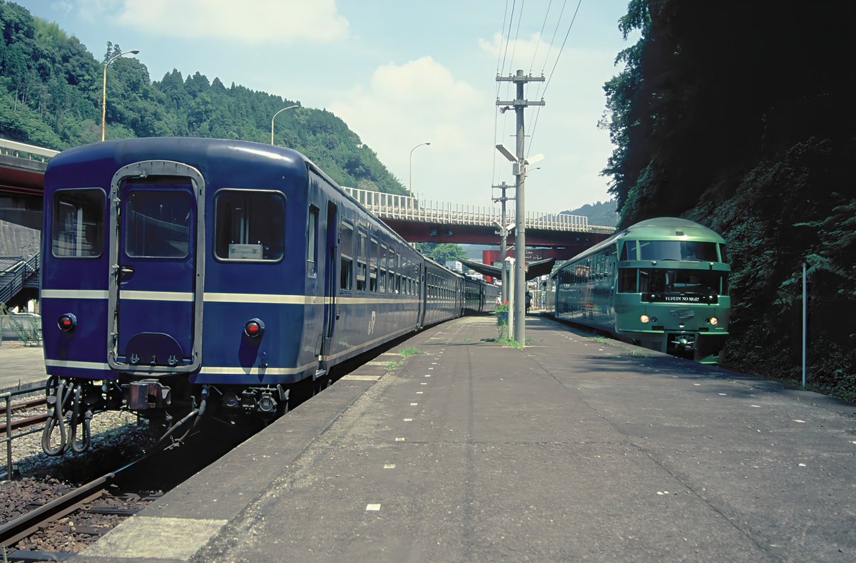 honobonosun_in's tweet photo. 7/2は #キハ72系の日
僅かな期間だけ見られた久大本線の普通列車と行き違いするデビュー間もない特急"ゆふいんの森"Ⅲ世
1999年 https://t.co/RiidF4qFkr
