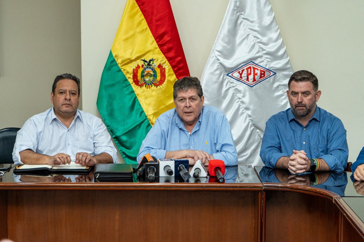 YPFB_corp's tweet photo. #NotaDePrensa | YPFB y el sector productivo cruceño sellan acuerdo para asegurar 72 millones de litros de diésel durante julio.
Leer nota completa en: https://t.co/9smFq0V0tC
#VienenTiemposMejores
#SiempreBolivia
#YPFB https://t.co/wxTKeGt24H