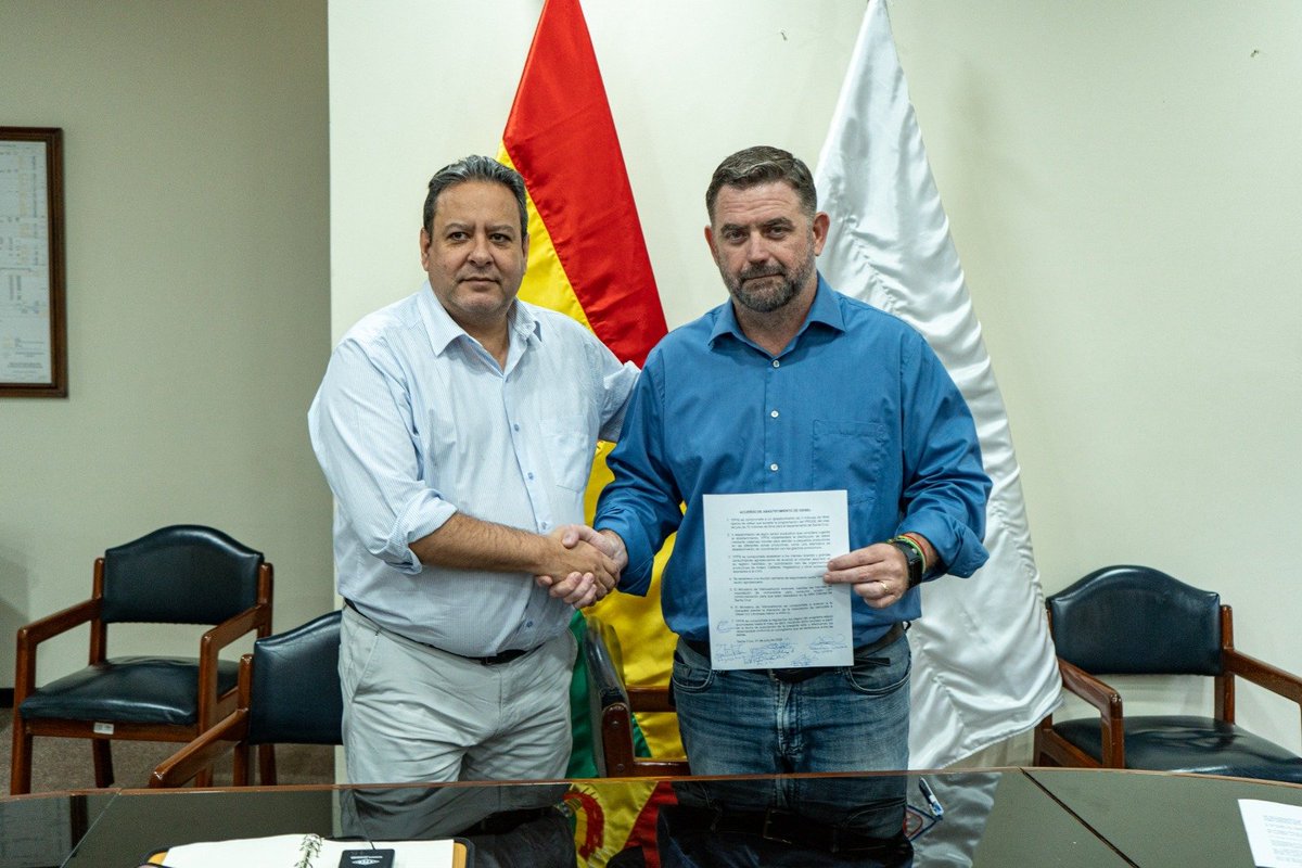 YPFB_corp's tweet photo. #NotaDePrensa | YPFB y el sector productivo cruceño sellan acuerdo para asegurar 72 millones de litros de diésel durante julio.
Leer nota completa en: https://t.co/9smFq0V0tC
#VienenTiemposMejores
#SiempreBolivia
#YPFB https://t.co/wxTKeGt24H