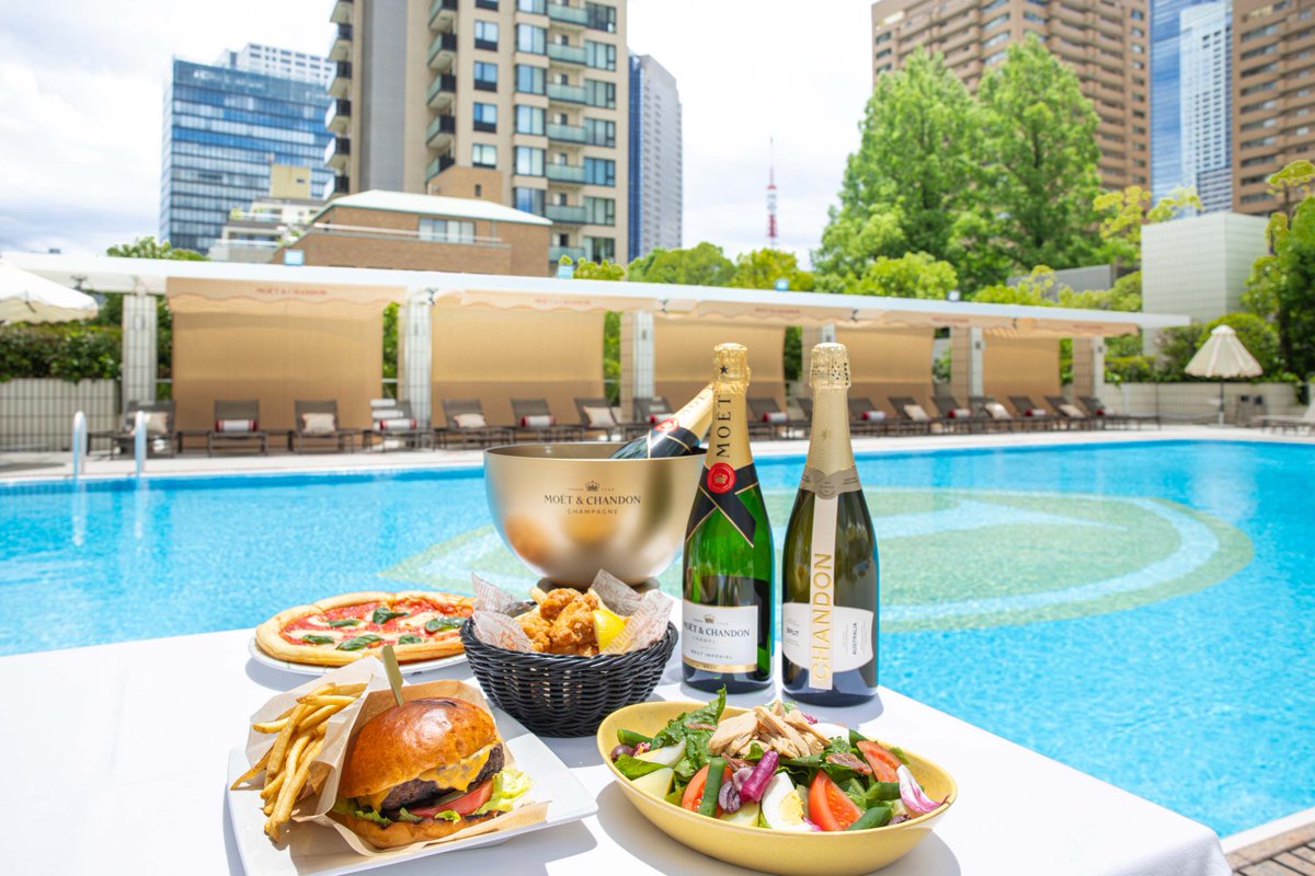 ANAICTokyo's tweet photo. 夏のガーデンプールサイドで味わう、極上のホテルグルメ🍔✨

シーザーサラダやフィッシュ＆チップス、ピッツァなどの軽食に加え、ふわふわのかき氷やマンゴープディング、アイスクリームなど、夏にぴったりのスイーツも充実🍦
モエ・エ・シャンドンのシャンパンやパンチボウルとともに、夏の風を感じながら、プールサイドでちょっと贅沢なひとときをお楽しみください🥂💙