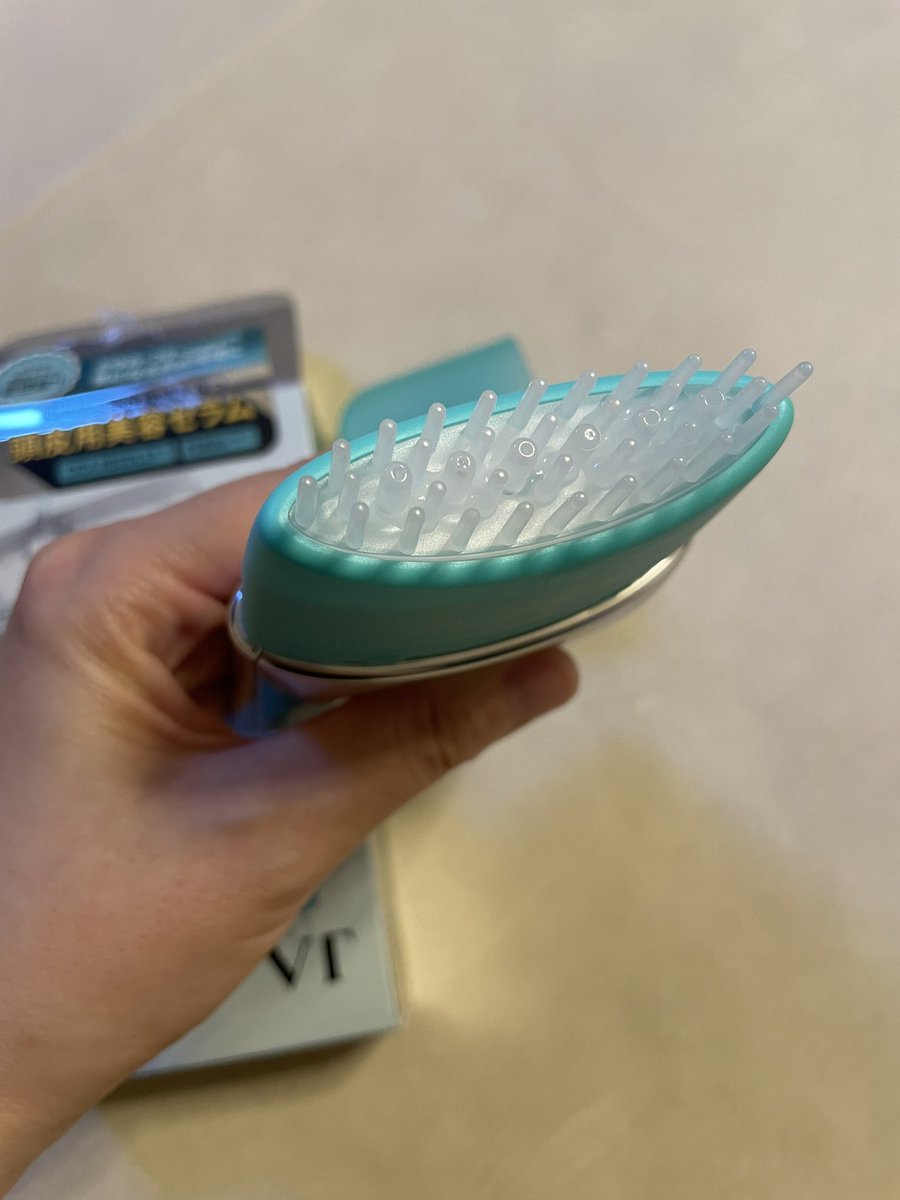 sayumin212's tweet photo. VT PDRN リードルショット ブラシヘアセラムはブラシ付きの頭皮用美容セラです。蓋を外し回してオンに合わせて使います。
塗布後マッサージするとメンソール配合によるスッキリした使用感✨
ジメジメした今の時期やこれからの夏にぴったりです。

#PR #VT #ヘアセラム https://t.co/3WPwn2aq0K