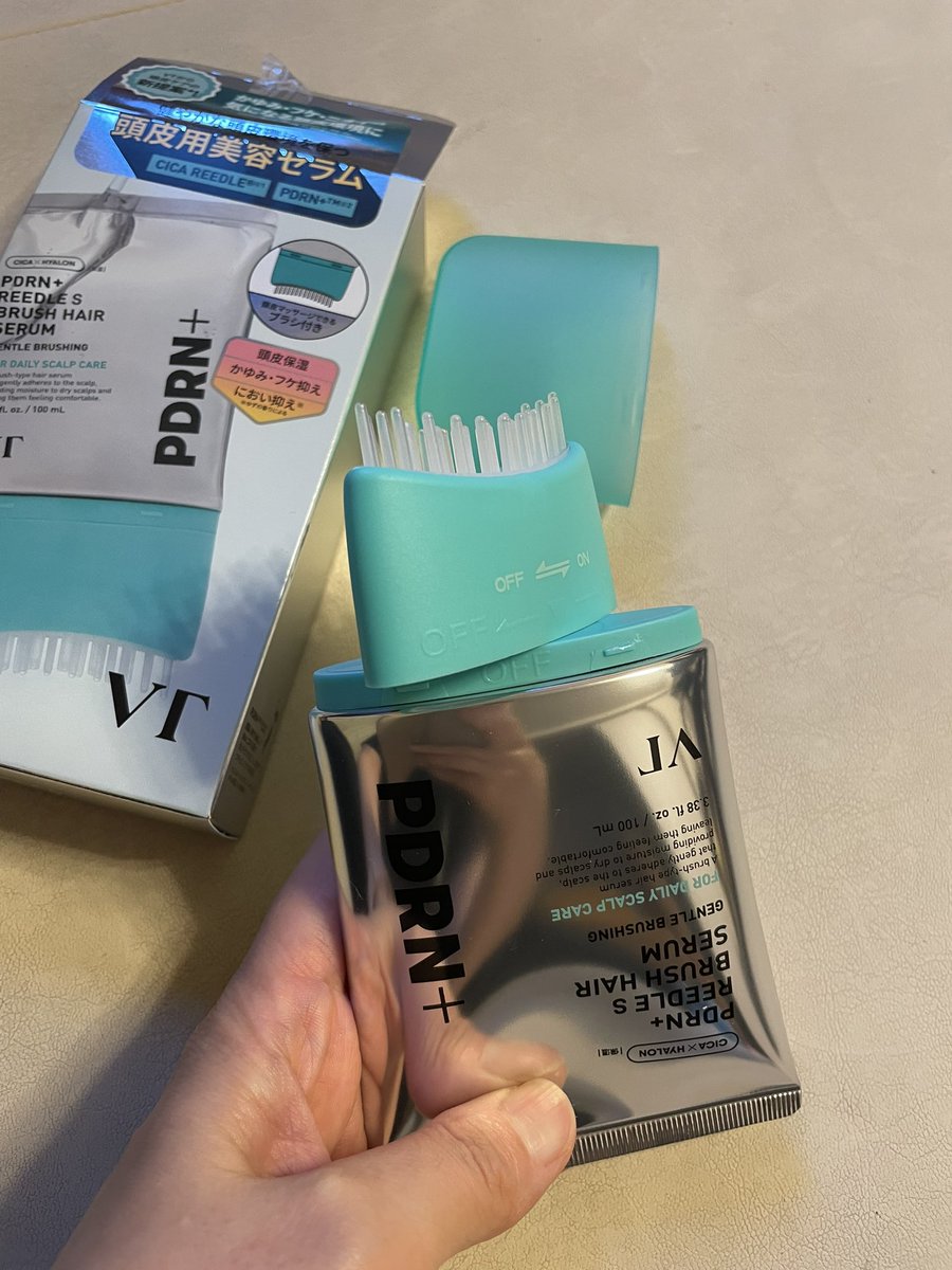 sayumin212's tweet photo. VT PDRN リードルショット ブラシヘアセラムはブラシ付きの頭皮用美容セラです。蓋を外し回してオンに合わせて使います。
塗布後マッサージするとメンソール配合によるスッキリした使用感✨
ジメジメした今の時期やこれからの夏にぴったりです。

#PR #VT #ヘアセラム https://t.co/3WPwn2aq0K