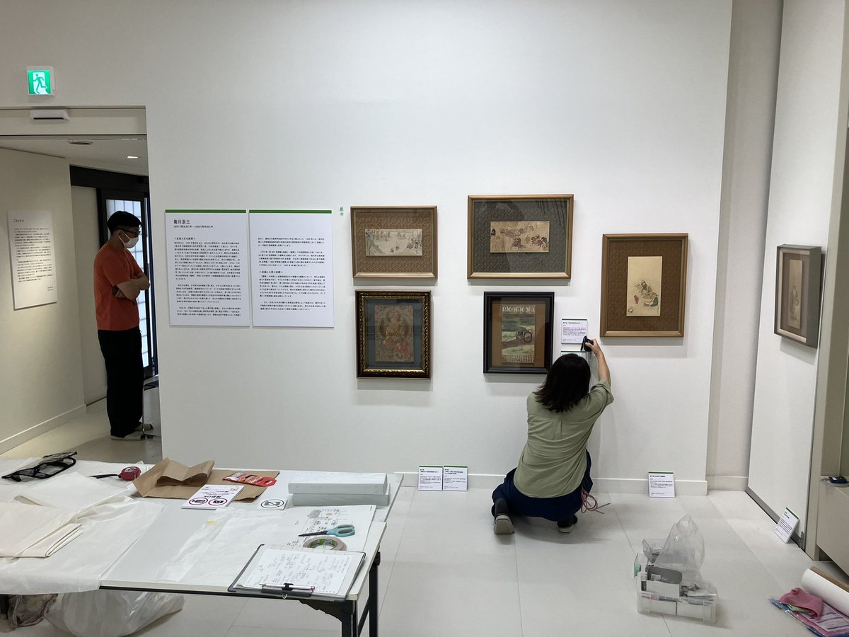 morinagayoh's tweet photo. 自宅に転がっていた祖父の大迫力額装肉筆模写版下たち。左の2点は大正時代の作品なのでだいたい100年前。昨年元の仏画を博物館で見たときは仏様のお顔の汚れが修復されていたので、1927年当時の状態が固定されているわけです。 https://t.co/93Ape6f81O