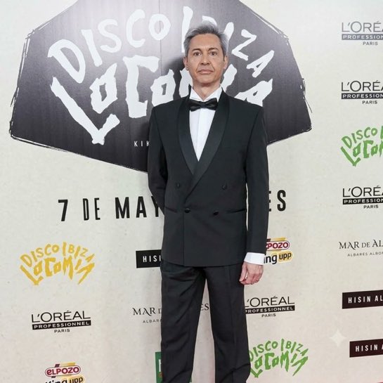 CupulaAlpha's tweet photo. Falleció hoy 1julio 2026, Manolo Arjona, a los 58 años, cantante y diseñador español, en Barcelona, España.
Uno de los fundadores de la banda "Locomía".
Se retiró en 1992 y regresó reencuentros: 2001, 2007 y 2011,  hasta su retiro definitivo en 2015. https://t.co/C6o00p5YJo