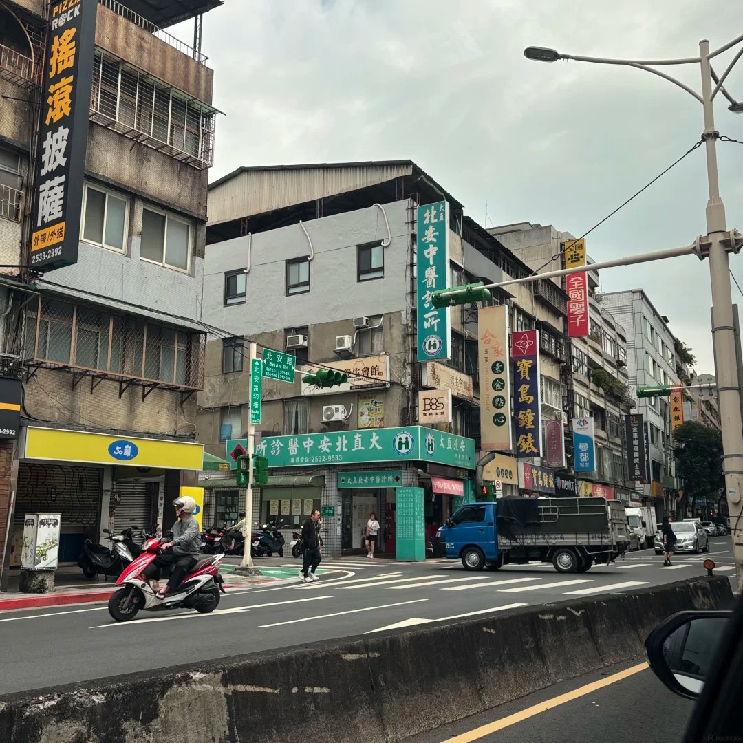 C__rystal__'s tweet photo. 朝はまだ人が多いね！特に通勤の時間は！😎 https://t.co/R6j4qSdrge