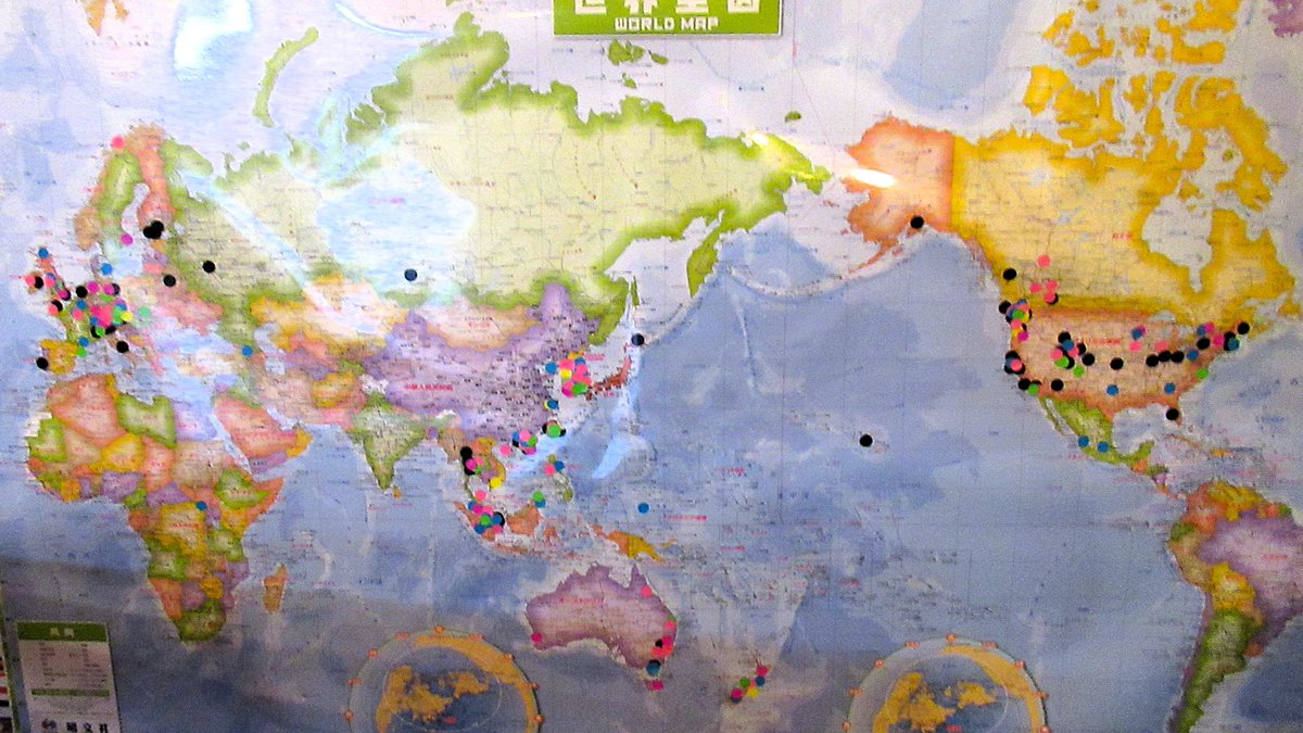 Tokyonobo's tweet photo. On our first night in Asahikawa, enjoyed delicious sushi at a small shop located a little over a twenty-minute walk from the station. The chef is a cheerful 83-year-old man. The map on display shows that people from all over the world—from Alaska to Africa—have visited the shop. https://t.co/ky2LbtmsBU